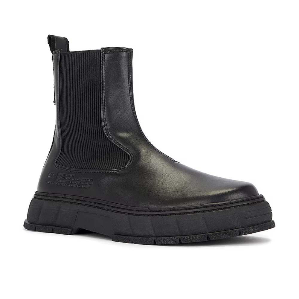 VIRON, by MAJE.
Vegan leather ‘appleskin’ women’s boots.
